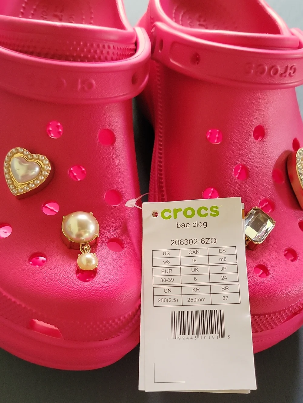 Crocs clásicos para mujer con plataforma en color rosa vibrante. Totalmente Nuev